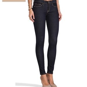 Frame Le Skinny De Jeanne in Avenue Montaigne